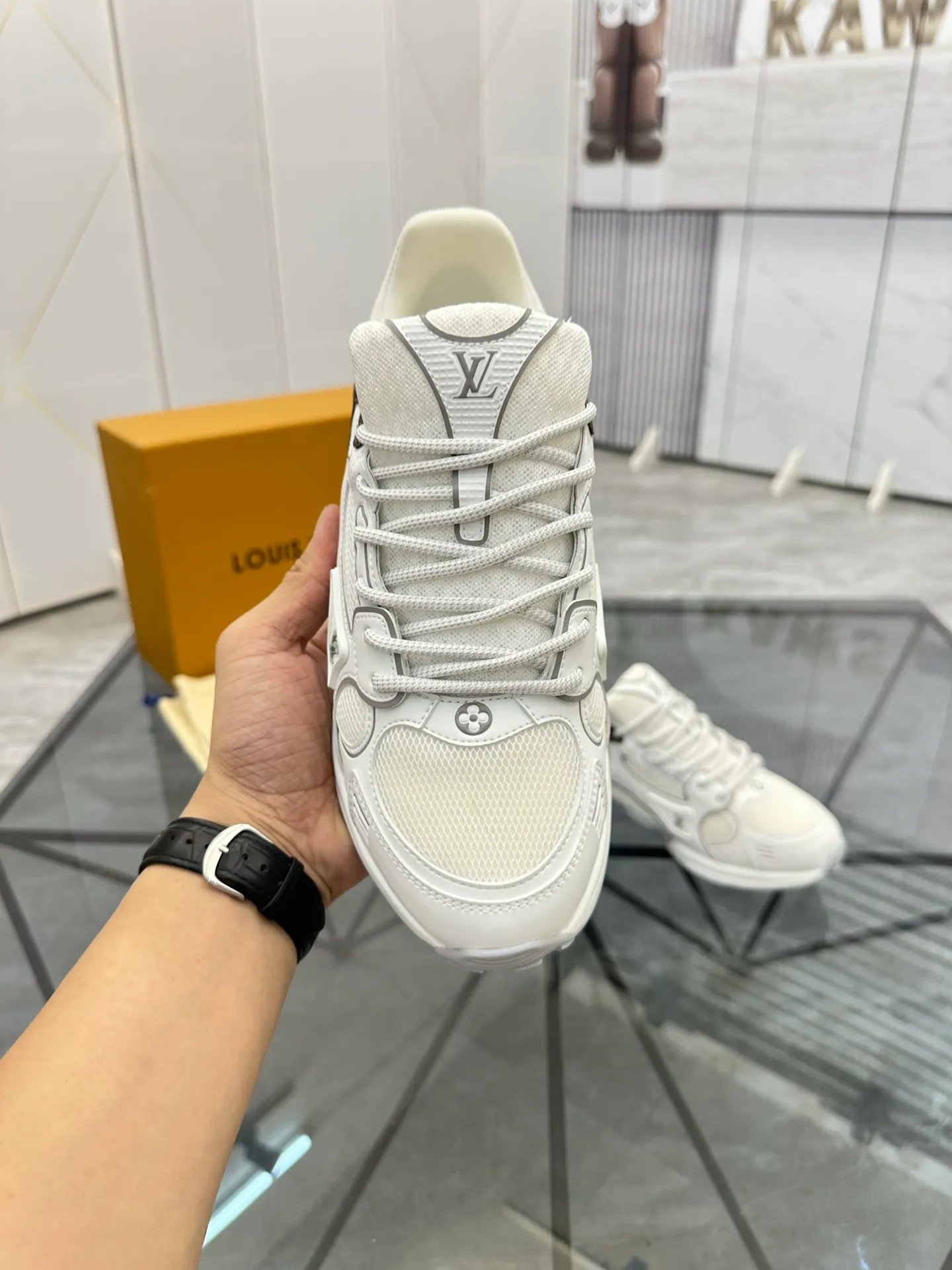 Men's shoes: 💰P660¥ Top quality Product trademark: LV* "Louis Vuitton*" low-top casual shoes Regular size: 35-44 (can be customized to 45.46) Couple style Product materials: Upper imported cowhide stitching original material, breathable lining, original outsole. Number: H218